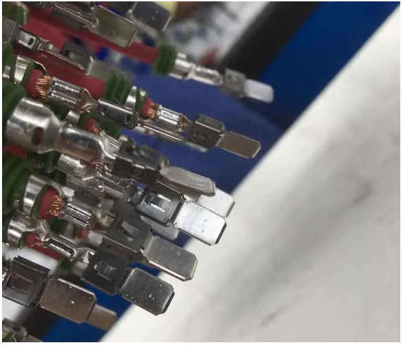 線束端子上面為什么會有油