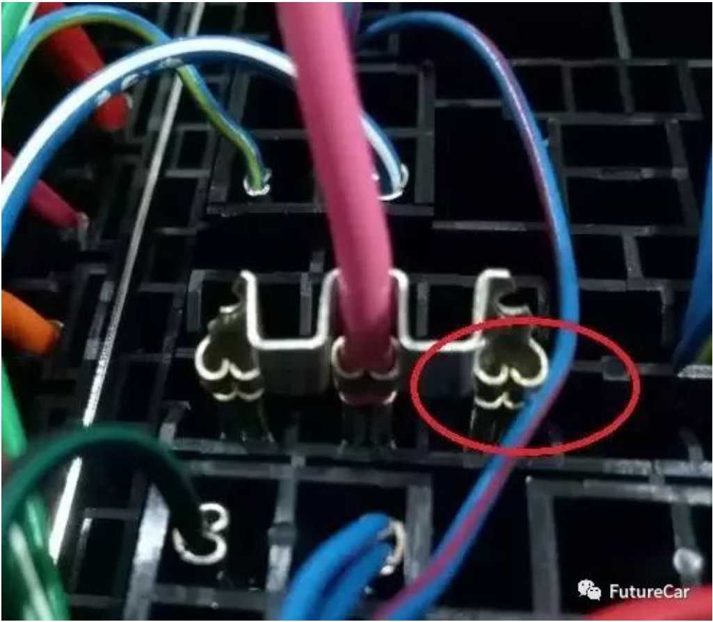 保險(xiǎn)盒端子插裝 | 客戶裝車淺談線束工藝問題