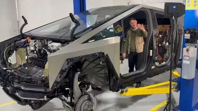 特斯拉 Cybertruck 首拆：后車門裝錯鉸鏈
