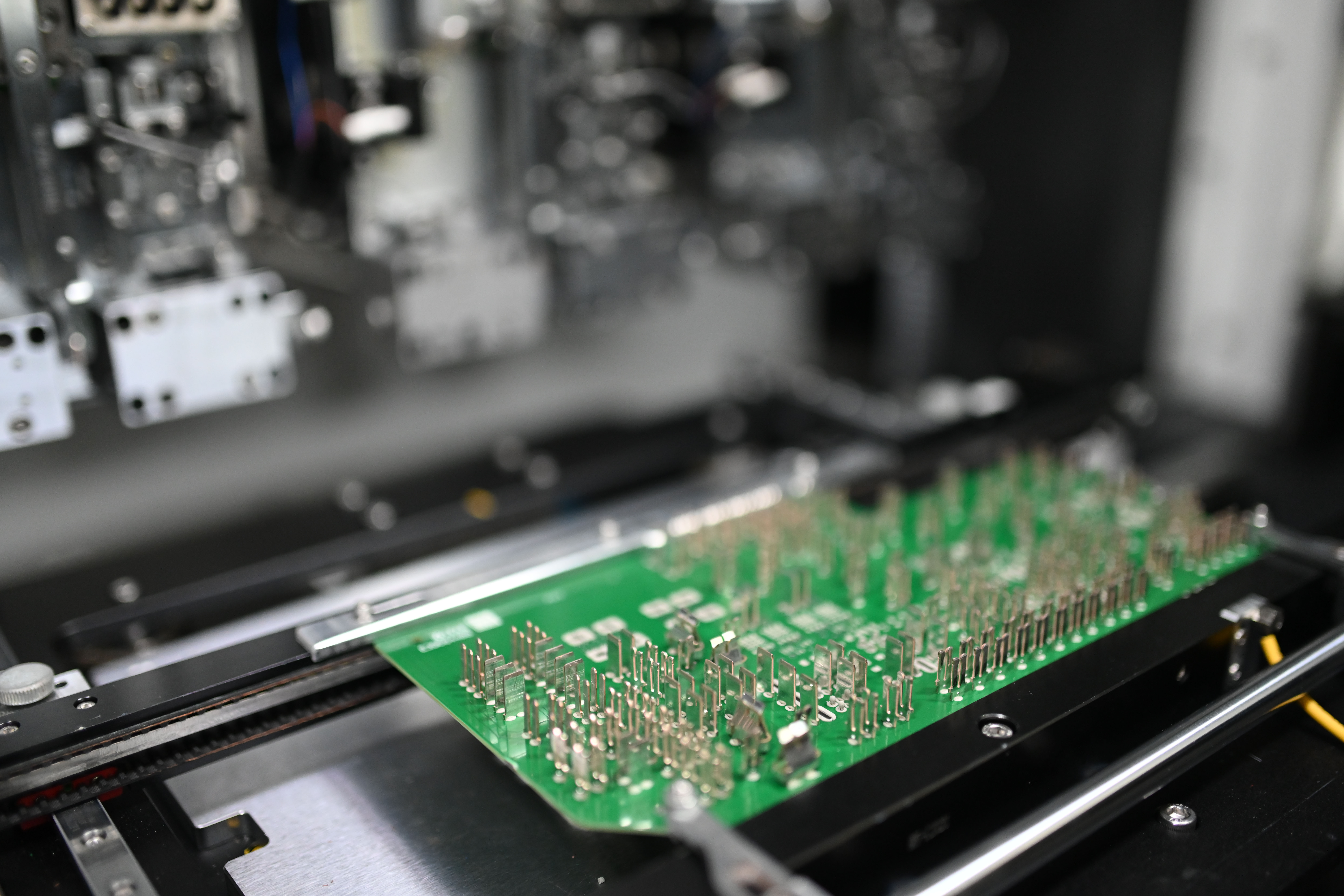 胡連精密車用電器盒解決方案