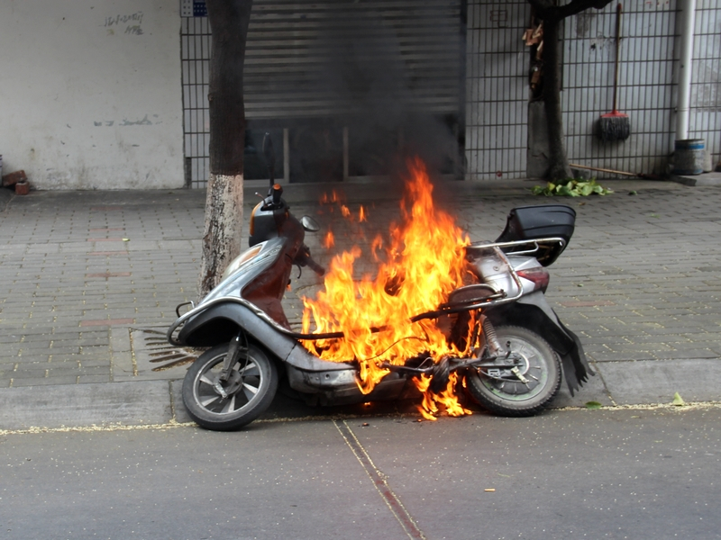 電動(dòng)自行車起火爆炸事故頻發(fā) 這六點(diǎn)莫忽視