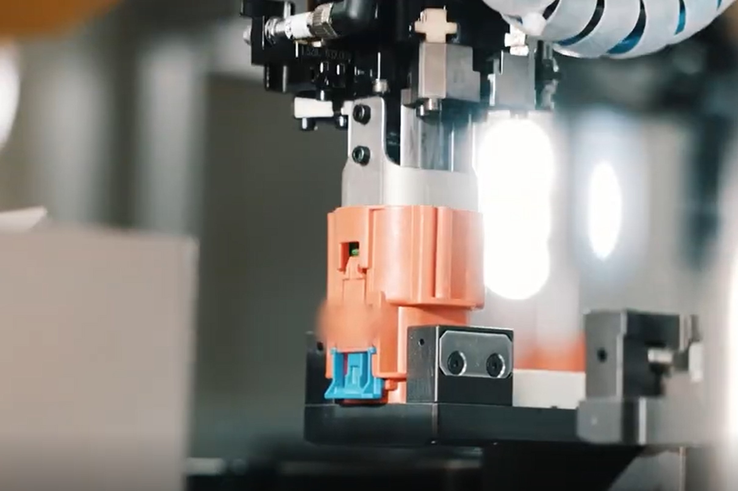 高壓連接器全自動(dòng)生產(chǎn)線