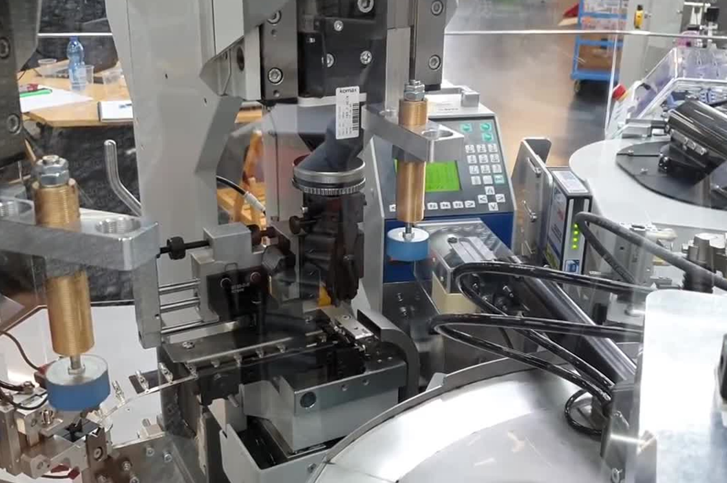 Raydiall Fakra HFR3C-在 Komax Alpha-Focus 1側上加工