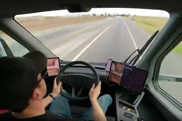 Tesla Semi 一次充電可滿載行駛 500 英里